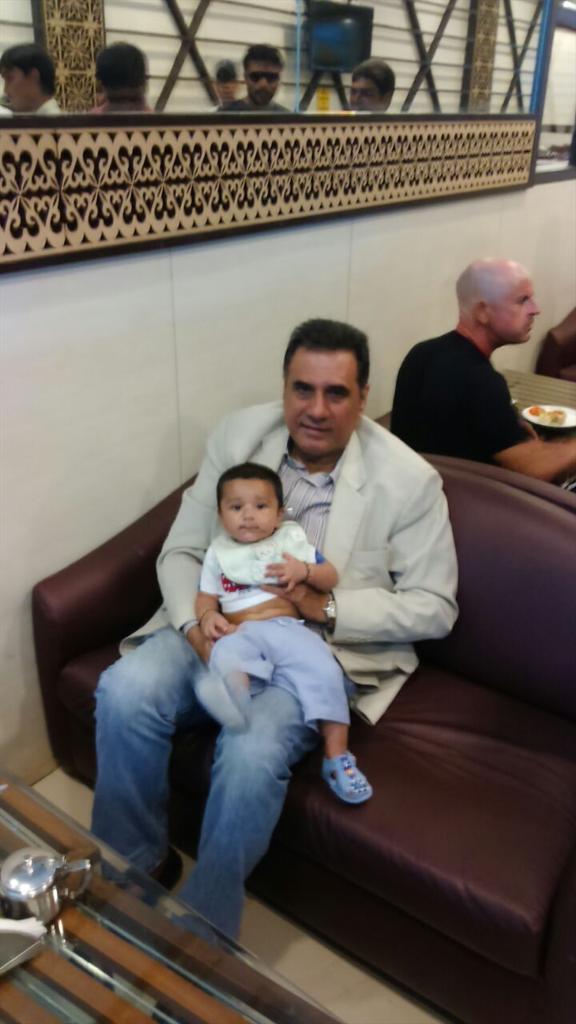 richi_singhania's tweet photo. My nephew wid @bomanirani and #johnylever at the Goa airport...:)) http://t.co/Xhv9J84SW8