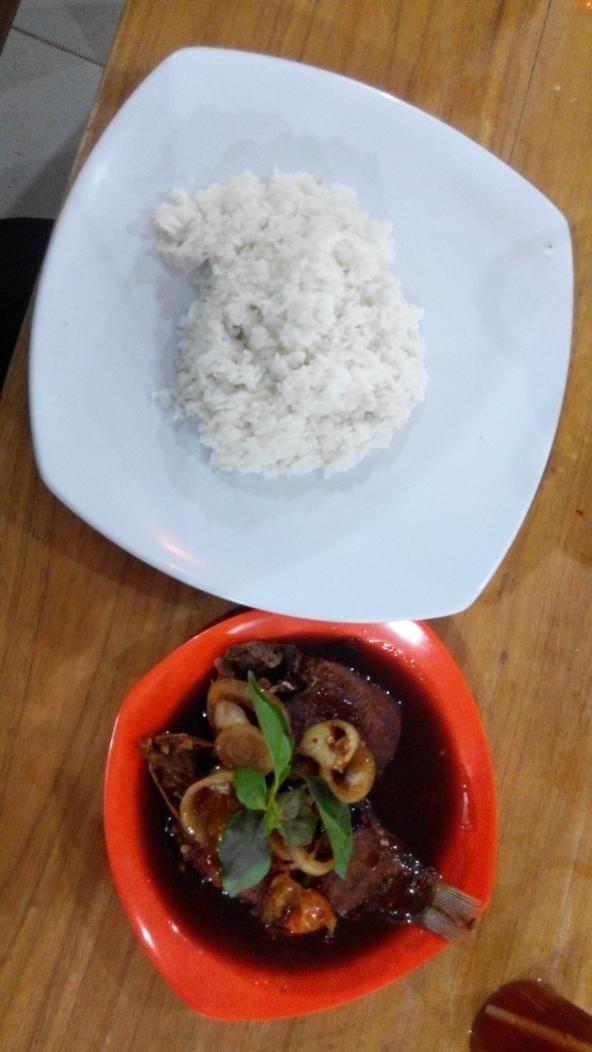 Mampir kesebelah nih di bebek belur  mimin mau nyobain ikan mas asam manis kayaknya nikmat ini.hehe