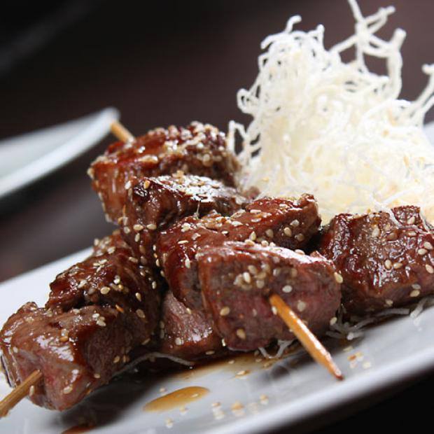 GastroLujuria's tweet photo. Satays de carne glaseados con salsateriyaki  https://t.co/5xulBELKUP #GastroLujuria https://t.co/9D1OFcMrde