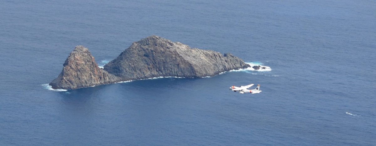 paisajecanario's tweet photo. Esta mañana, avión de @salvamentogob en #Tenerife #Anaga #Roques #SemanaSanta #Canarias #SantaCruz http://t.co/oufQomhtu4