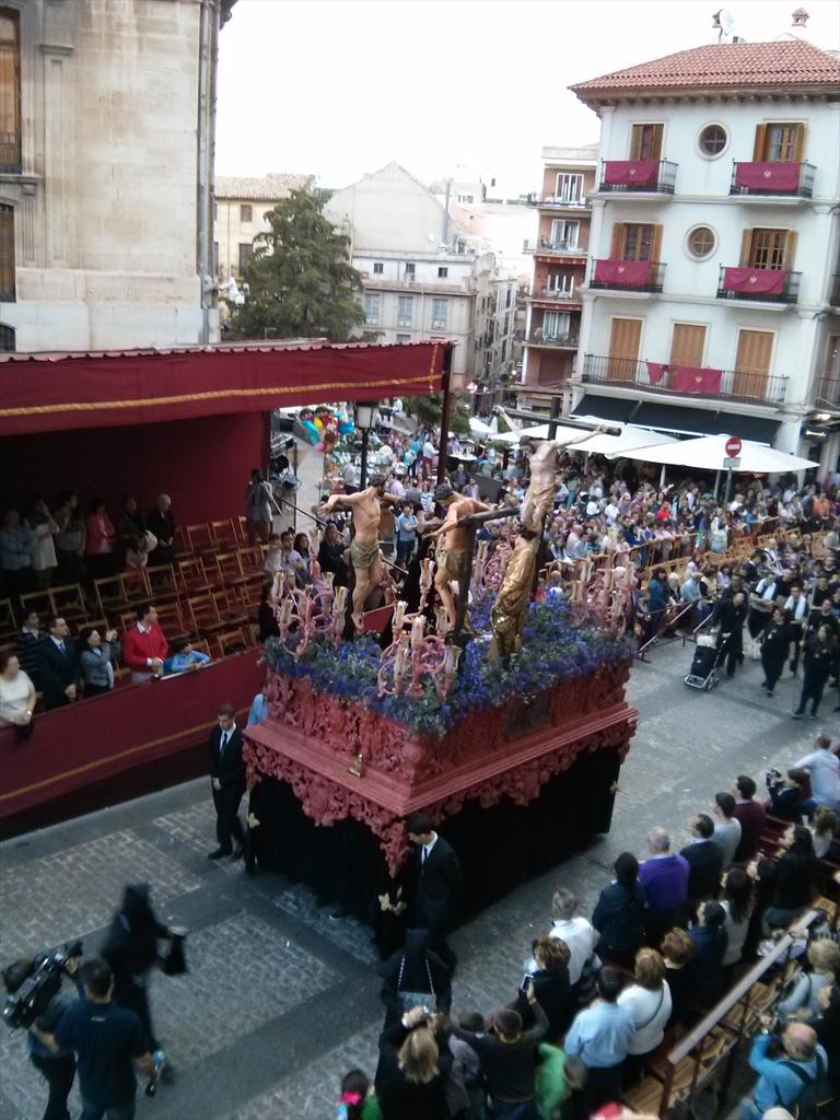 Uno de los momentos esperados. El Calvario restaurado pasando por tribuna oficial en estos momentos.