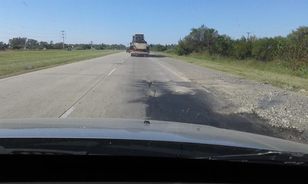 JuanJoseNievas's tweet photo. Mucha preocupacion por las estadisticas pero tramo autopista Cba-Pilar en estado deplorable y con peaje.@Cadena3Com http://t.co/uUKIHYU9Xh