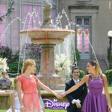 DiversaoDisney's tweet photo. Olha o quem vem pra hoje em #Violetta:
O casamento mais esperado!
Não perca o último episódio, hoje ás 18:00H. http://t.co/R3SRGjEvwp