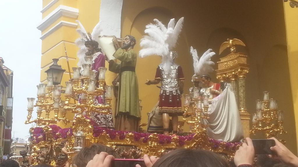 Prox41296's tweet photo. Los mejor de la mañana es ver al cristo de sentencia por el arco de la macarena http://t.co/rJMqClJWCq