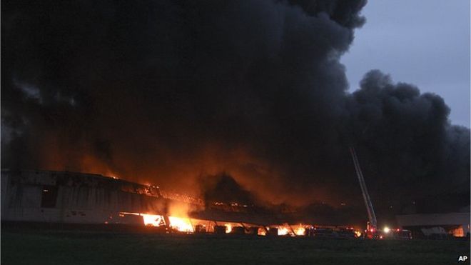 BBCNorthAmerica's tweet photo. Fire brigades are battling a massive fire at a GE factory in Louisville, Kentucky http://t.co/93YNGlp5Ue http://t.co/XPyIrzu7Hr