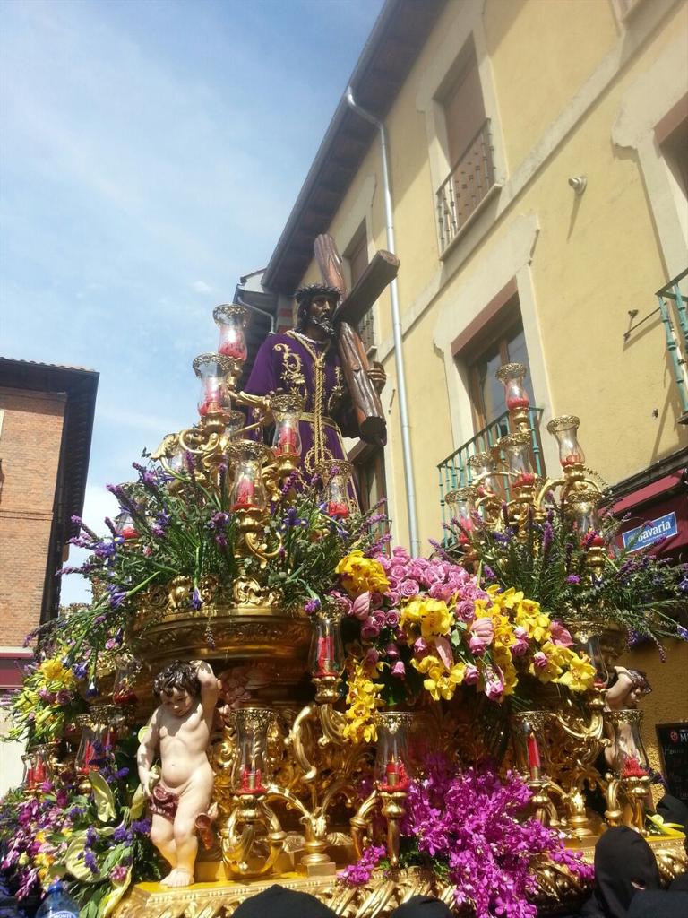 leoncofrade's tweet photo. Ntro. Padre Jesús Nazareno volvió a impresionar en la Procesión de los Pasos del Viernes Santo en #Leonesp @jhsleon http://t.co/Om28NsxU3N"