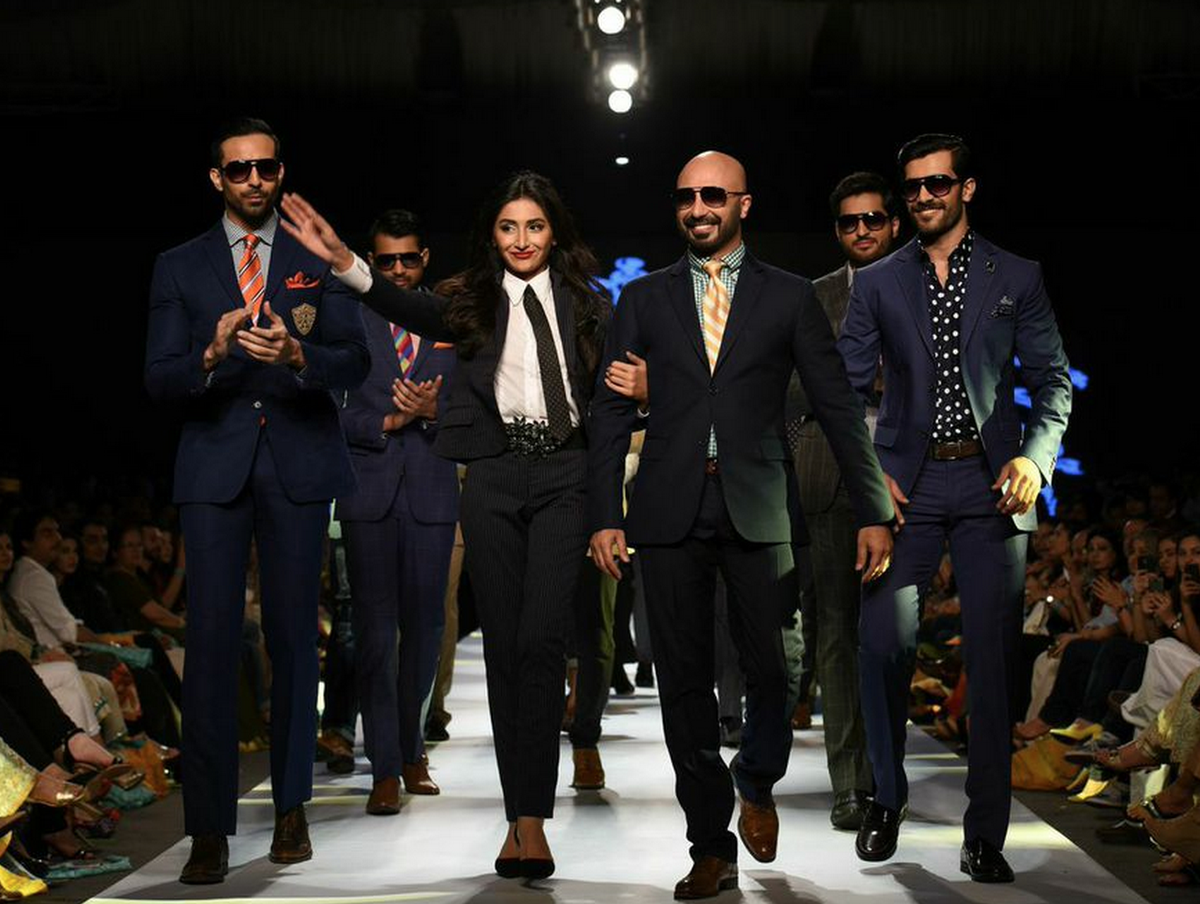 saraklondon's tweet photo. Behold ladies @HSYCOUTUREKING's back - we need to get our blazers back out for #SS15 ladies &amp; gents #TFPW #TFPW15 http://t.co/03gYt1NJr0