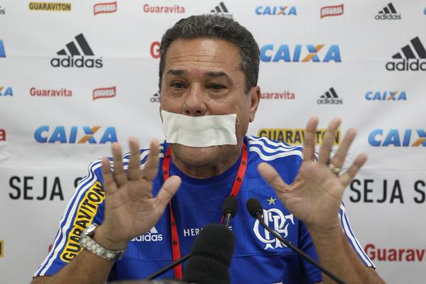 oicarolflu's tweet photo. Socorro, minha própria torcida me assaltou socorro http://t.co/ZzgUQJjE53