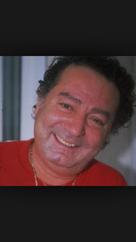 Büyük hüstat büyük yorumcu büyük söz yazarı beyefendi sanatçı KAYAHAN seni hep bu Gülen yüzün le hatırlayacağız