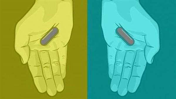 ¿De qué color son las píldoras de la imagen? ¿Rojas o azules? 
RT ROJA
FAV AZUL