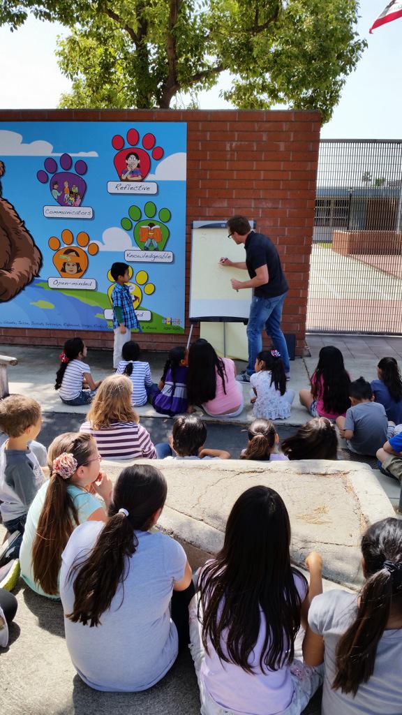 Arroyo_omsd's tweet photo. @ArtSpecialties Tim Edmonson speaking w/ our 1st graders as we learn #HowToExpressOurselves #ibpyp @artspecialties1 http://t.co/vmJf7fUriF