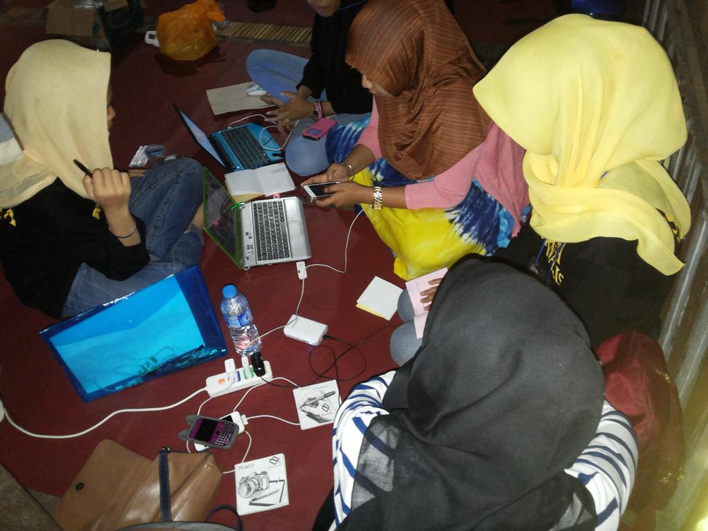 EstetikaPress's tweet photo. Pembuatan buletin oleh peserta diklat Estetika di Tanjung Bayang http://t.co/iObbXbzWNX