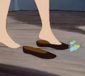 VocallynarcotiC's tweet photo. Disney Feet are women who wear those flat shoes that look like this 😂😂 #DisneyFeet http://t.co/RmaARMy4cB