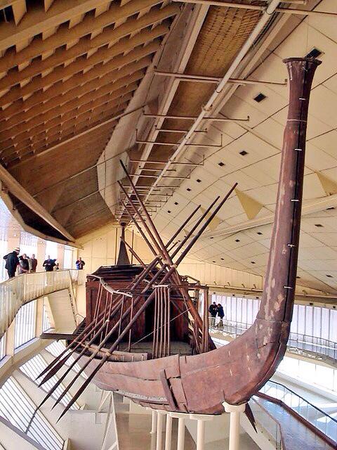 AncientPast's tweet photo. 4,500 year old 44m long 'Khufu' boat found in the Great Pyramid of Giza, so the Pharaoh could travel to the next life http://t.co/joRADe57Tg