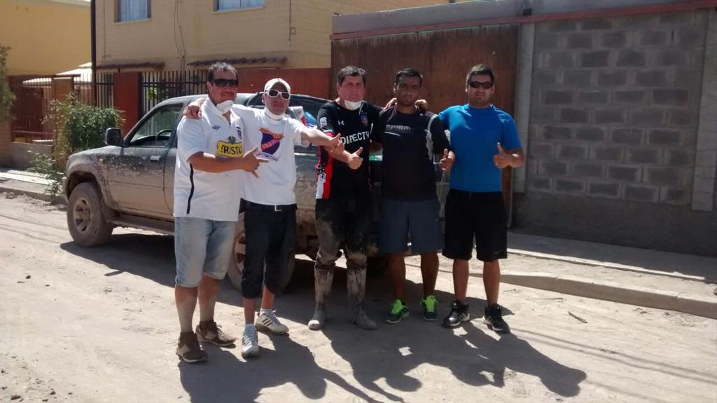 CSDColoColo's tweet photo. AHORA: Socios de Colo Colo reparten la ayuda recolectada a poblaciones más afectadas de Copiapó y Tierra Amarilla. http://t.co/lxbxpJMn3t
