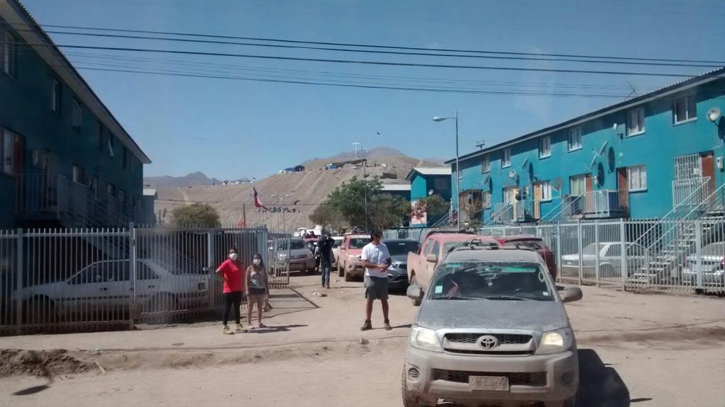 CSDColoColo's tweet photo. AHORA: Socios de Colo Colo reparten la ayuda recolectada a poblaciones más afectadas de Copiapó y Tierra Amarilla. http://t.co/lxbxpJMn3t