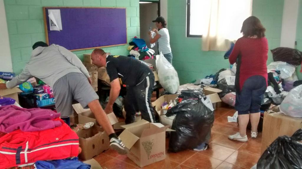 CSDColoColo's tweet photo. AHORA: Socios de Colo Colo reparten la ayuda recolectada a poblaciones más afectadas de Copiapó y Tierra Amarilla. http://t.co/lxbxpJMn3t