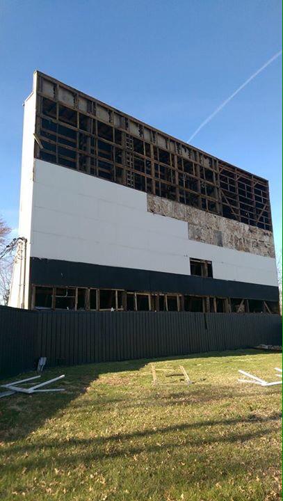 AllyKraemer's tweet image. Great news! The Starlite Drive-in lives to see another day! The old screen is out, a new one on the way! @WCPO