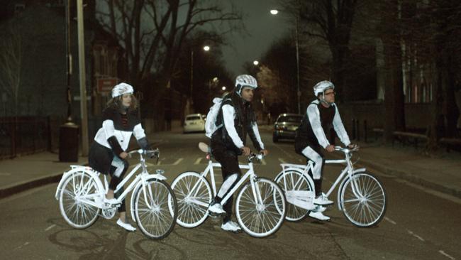 PabloUlloa038's tweet photo. #Volvo crea nuevo spray para #ciclistas de noche. Artículo y video=> http://t.co/Hvc5kk0ffk #tmb #ciclismo #cycling http://t.co/GNE8CDqzcA
