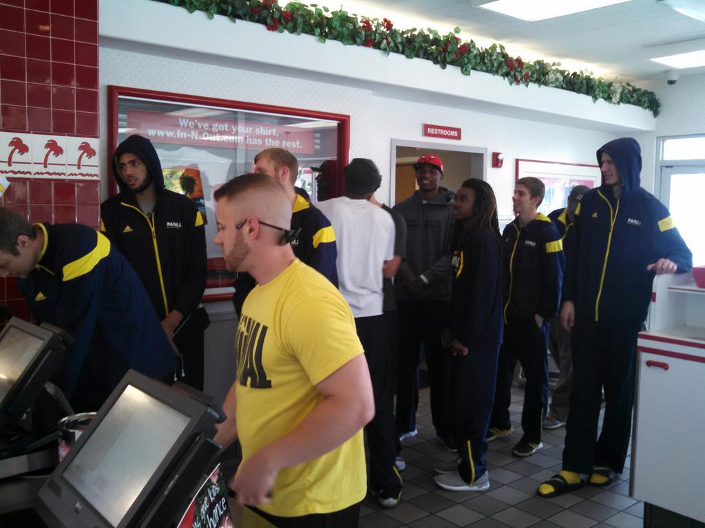 mitchstrohman's tweet photo. What does #2015CIT Runner-Up @NAUBasketball want in @PhoenixArizona before bussing 2 #Flagstaff? In-N-Out of course! http://t.co/ny3U9gFtFR
