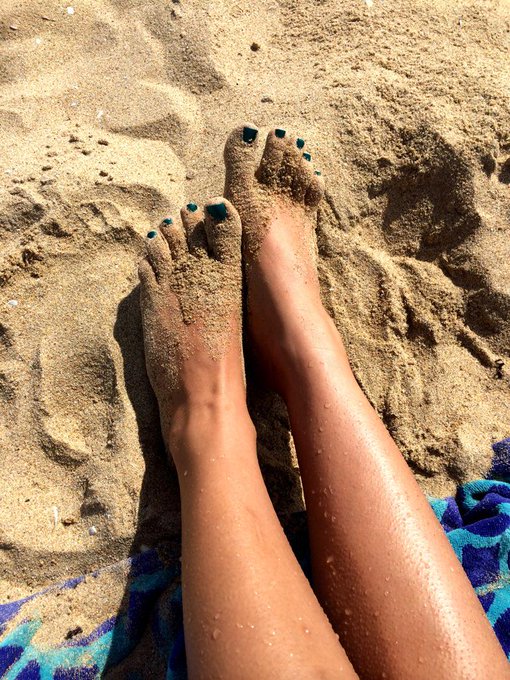 #FootsieFriday 👣 at the beach today! Who wants to rub my sandy #feet ?? 😉 #feetofSkylar #GoddessSky #SkylarRene