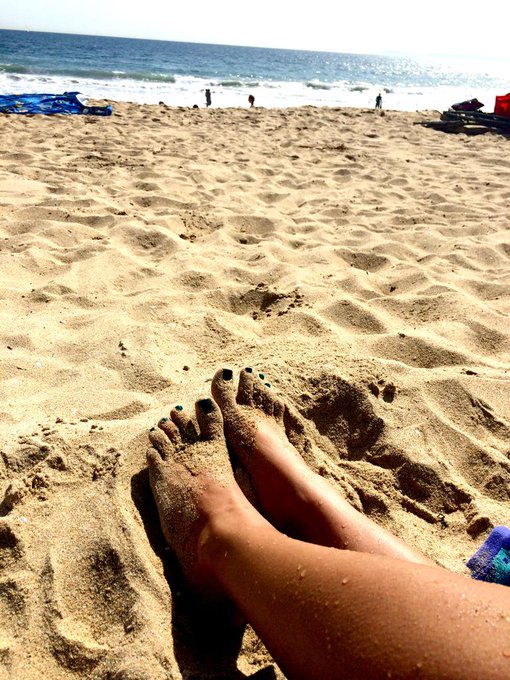 #FootsieFriday 👣 at the beach today! Who wants to rub my sandy #feet ?? 😉 #feetofSkylar #GoddessSky #SkylarRene