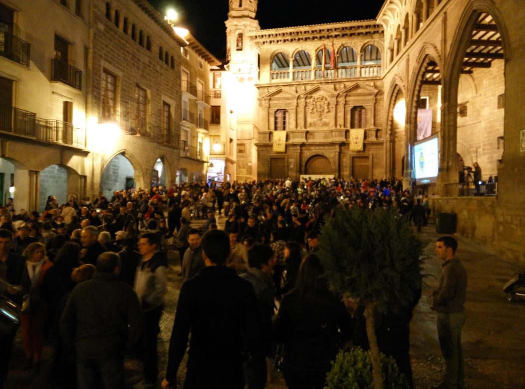 EgeaGus's tweet photo. Noche de tambores, tradición y amigos en Alcañiz http://t.co/UHrAMY0RiD