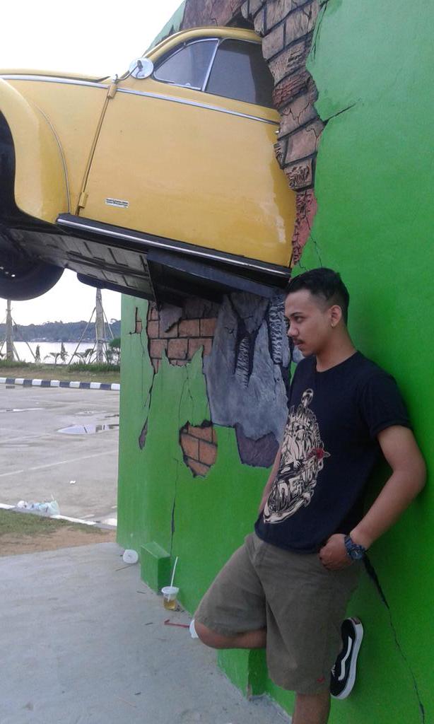 satriasimomo's tweet photo. TS @BROKENROSE_YK sudah mendarat di tanah Borneo tepatnya kota Tenggarong, terimakasih @BR_Merchandise.py ganteng to? http://t.co/w5wtJlVmhn