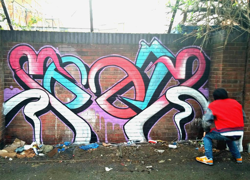 Bumped into <a href="/Seeds_ONE/">SEEDS 🌱</a> finishing off a cool piece in Bethnalgreen #streetart #graffiti #seedsone #pmt #londongrafitti