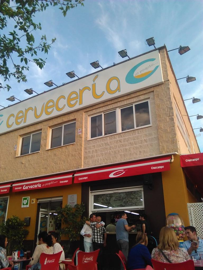 DiegoKronos's tweet photo. @davidsainz Venir a Sevilla desde Galicia con ganas de ver al equipo de Diffferent Entertaiment y ver la sala cerrada http://t.co/JSyGn6DTxz