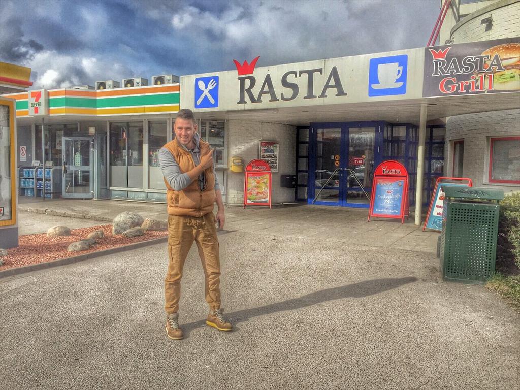 Cvija1989's tweet photo. Brat Rasta otvara restorane po Evropi :D @rastastf http://t.co/KMC3Nhncnp