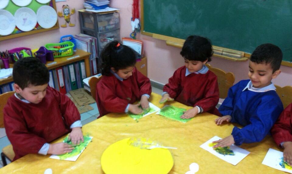 rawankhalifeh1's tweet photo. @Hhhsinfo: Kg2 learners joyfully mixing colors through prediction and experimentation. http://t.co/NTuznLyHdS
