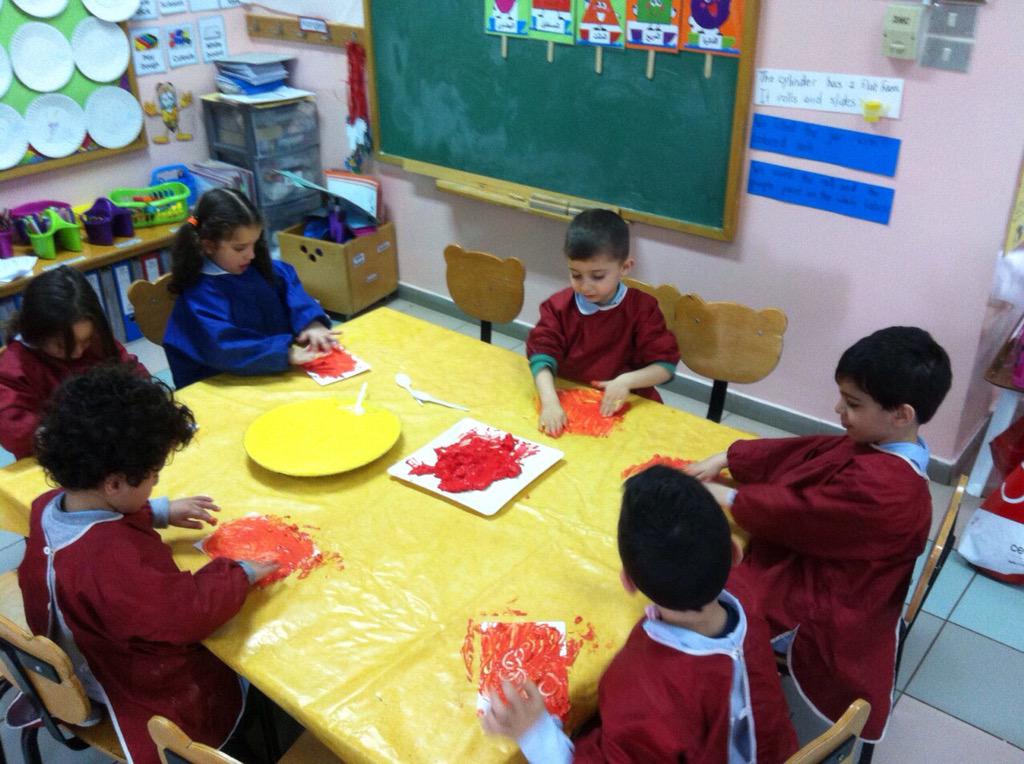rawankhalifeh1's tweet photo. @Hhhsinfo: Kg2 learners joyfully mixing colors through prediction and experimentation. http://t.co/NTuznLyHdS