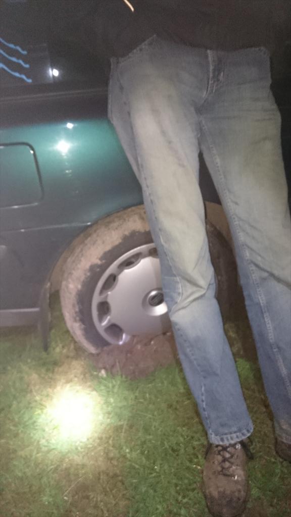 Auto vast in modder..  <a href="/DDRMook/">DDR Mook</a> <a href="/hitmook/">HIT Mook</a> #scouting