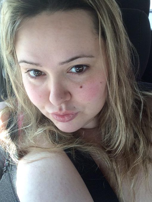 Don't behind makeup n a straitner! Fresh outta shower! Show ur sexy all natural! Come on girls do a #nomakeupfridays<a href="/tag/nomakeupfridays"class="tags"><span>#nomakeupfridays</span></a>