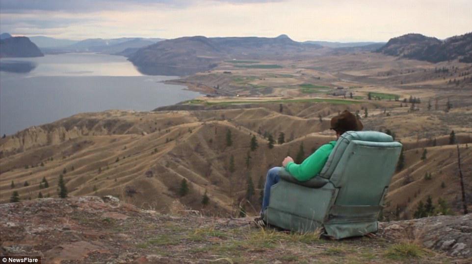 travelmail's tweet image. Traveller hauls rocking chair 2,796 miles to enjoy scenery in comfort dailym.ai/1xJNjgB