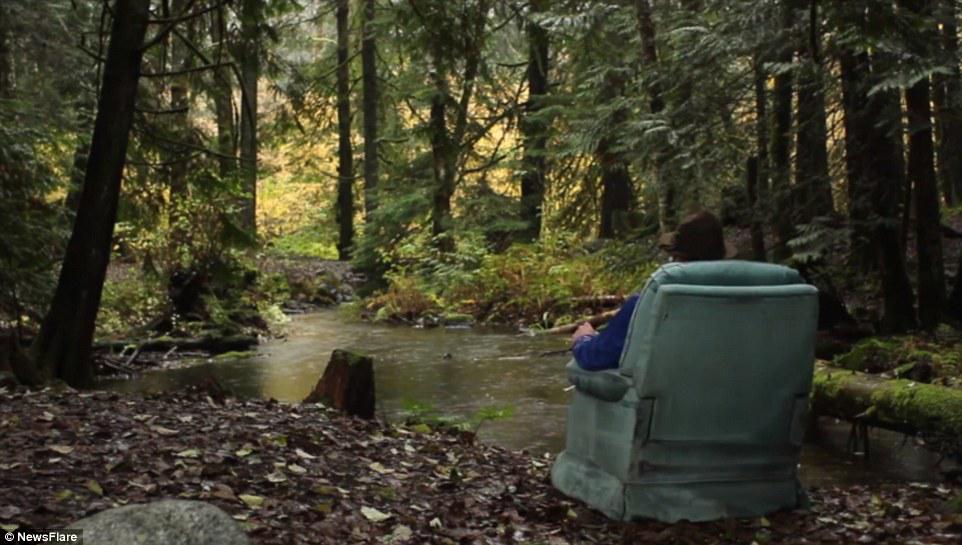 travelmail's tweet image. Traveller hauls rocking chair 2,796 miles to enjoy scenery in comfort dailym.ai/1xJNjgB