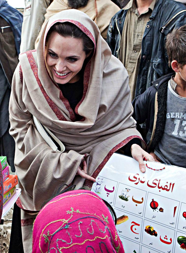 Бедные мусульмане. Анджелина Джоли в Исламе. Анджелина Джоли в хиджабе. Анджелина Джоли в платке. Анджелина Джоли мусульманка.
