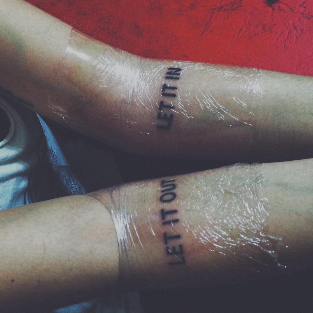 _Divana_'s tweet image. #GoLetItOut #GoLetItIn @NoelGallagher @oasis #tattoo @liamgallagher Carving in my skin Forever