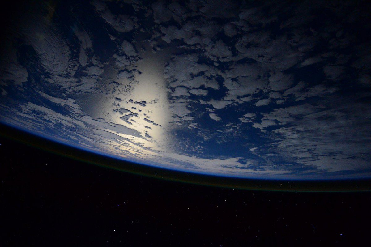 AstroSamantha's tweet image. Best wishes from space for a beautiful and peaceful Passover on Earth. When do we eat?