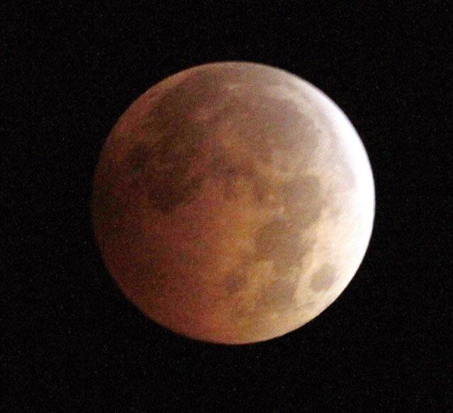 lu_lumor's tweet photo. Look up! Brief total lunar eclipse to grace the sky Saturday http://t.co/MTcGOFg4NR http://t.co/putvDwamov