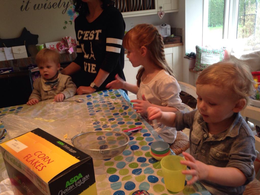 LightfootLucie's tweet photo. Such a fab kiddie cousin day! #easteregghunt #bunmaking #messy #funny http://t.co/ye1lEqEBAu