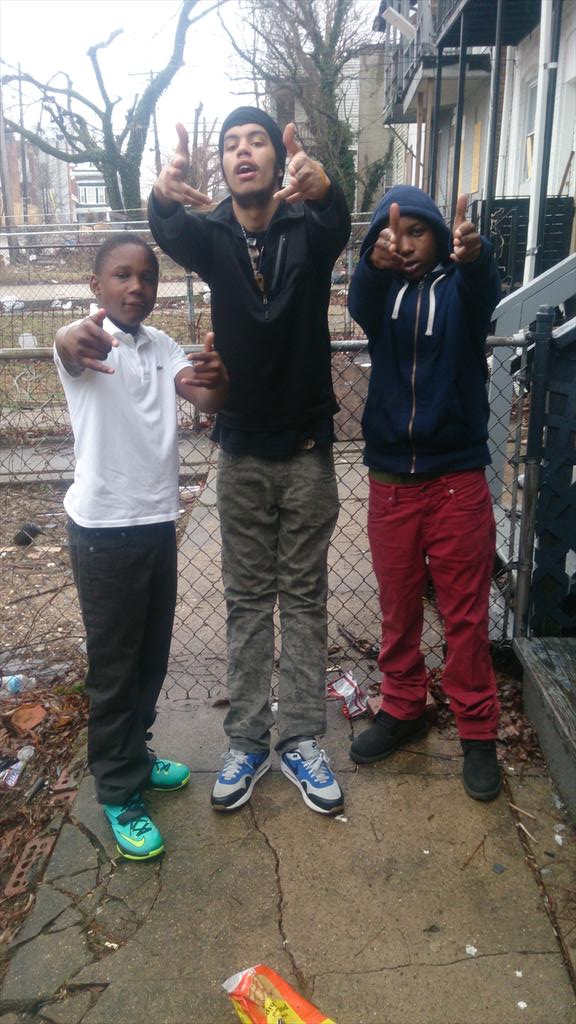 _Bigboss1200's tweet photo. Don't slide down my block🏨 without cha lights on Sosa totting 🔫on the block all night long 🆓Sosa http://t.co/4lJwl4aq8F