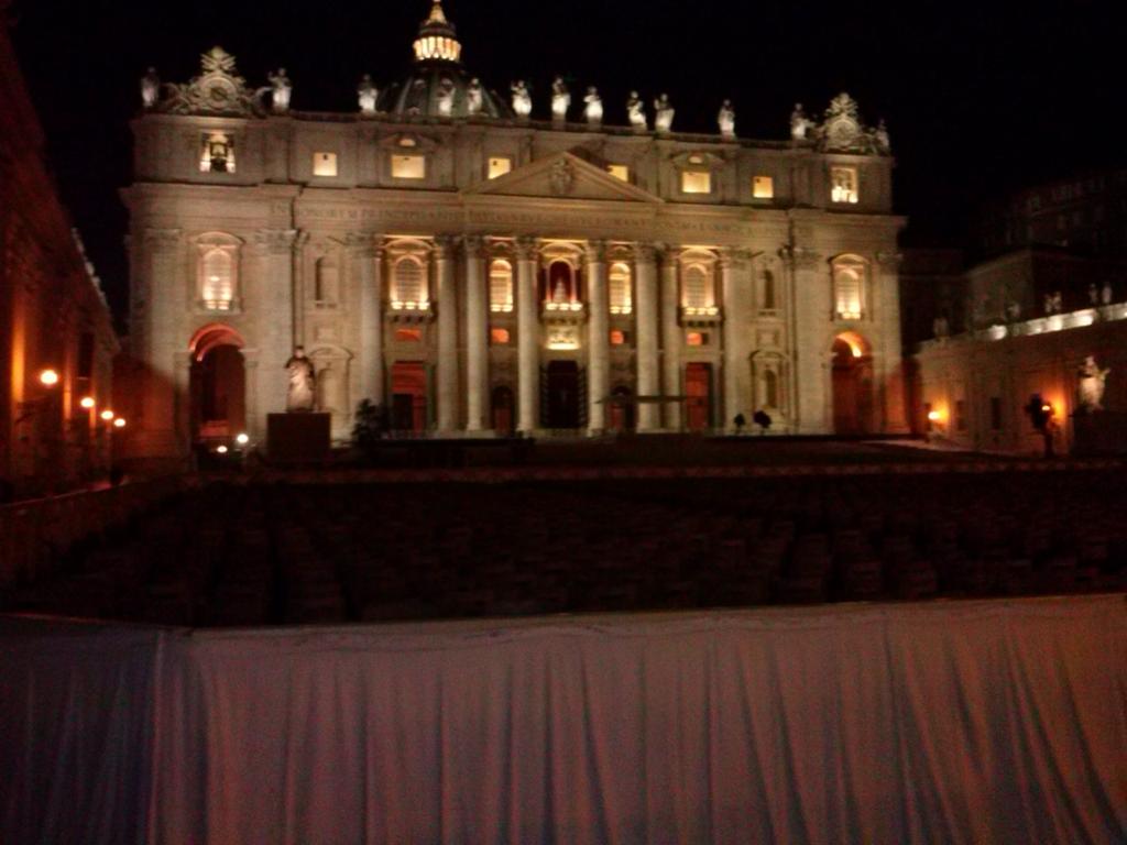 CangrandeVR3's tweet photo. La basilica accompagna la nostra via crucis tra le colonne del Bernini #puntiamoinalta http://t.co/M1p0eHq0gM