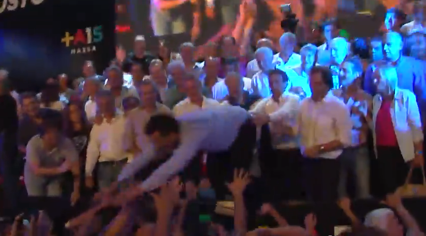 InfoVelozCom's tweet photo. Video: Sergio Massa se tiró de cabeza al "público" durante un acto en San Martín http://t.co/SaVdecboub http://t.co/75KDD6nUWy