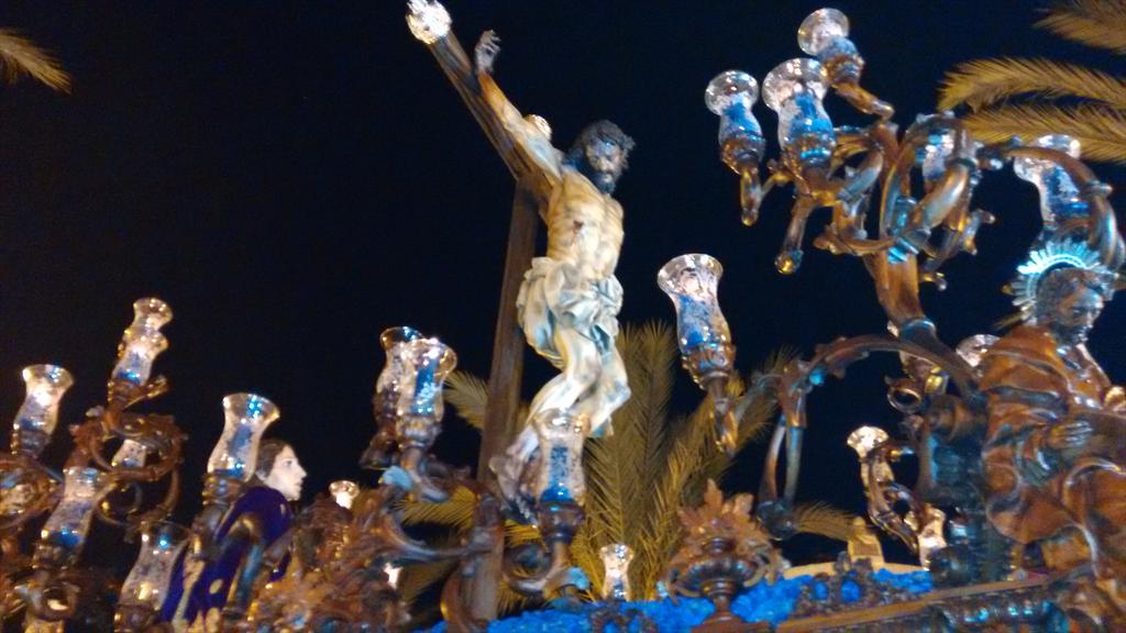 El Cristo de la Sangre de la Hermandad de los Desamparados en su plaza. #ssisla2015 #CofradeAPP15