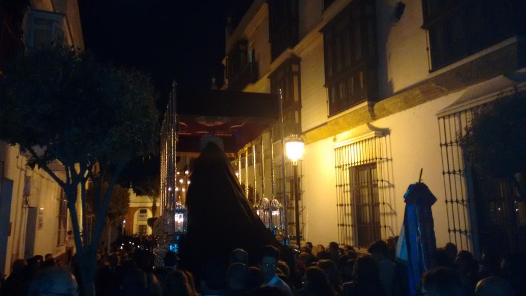 Maria Santísima de los Desamparados baja a su plaza a los sones de la marcha "Mi Amargura". #ssisla2015 #CofradeAPP15