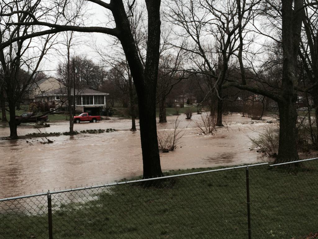 JenniferLaFleur's tweet photo. Beside our neighborhood #LouisvilleFlood http://t.co/U3qwdCVwKX