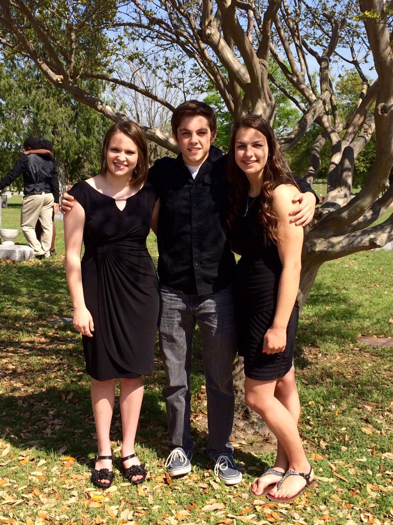 hensoemi's tweet image. A beautiful service for a more beautiful girl. Beyond thankful for these 2 that have never left my side💙💛 #RIPRachel