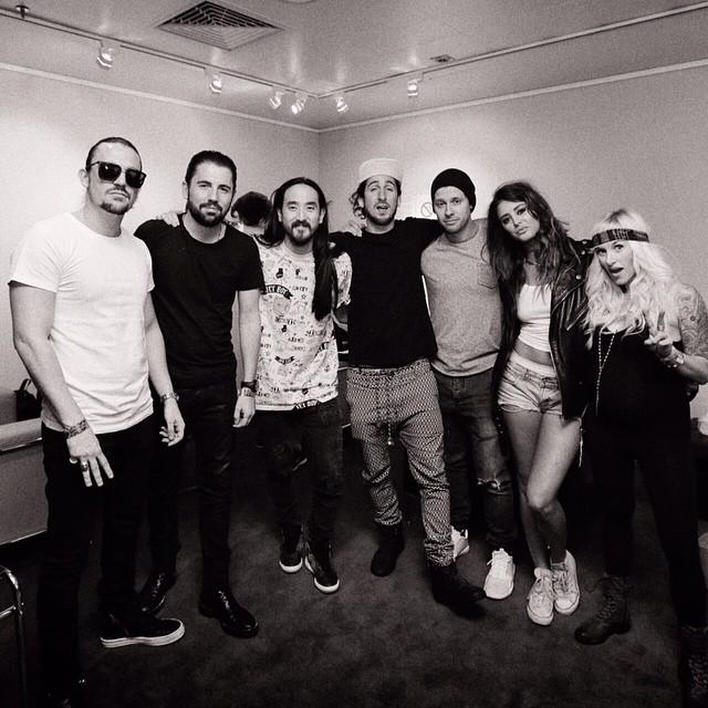 steveaoki's tweet photo. Walking off the earth with three that are legends and a girl named moxie http://t.co/xLIJgMXrBA